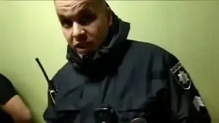 В трусах у него что-то лежит 