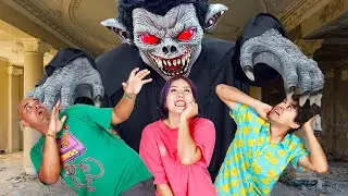 SURVIVING DRACULA's HAUNTED HOTEL ESCAPE HALLOWEEN CHALLENGE!