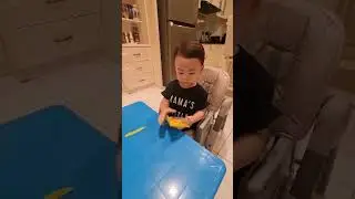 MAKAN PERMEN SAAT MAMA TIDUR 