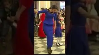 Цыгане. Танцует красавица в синем 