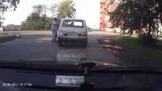 ЖЕСТОКО ИЗБИЛИ ДЕДА!!! Ужасная Авария  Хотели выдернуть из машины! ЖЕСТЬ!!!
