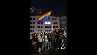 «Бок о Бок» поднял над Москвой радужный флаг