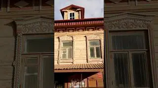 Купеческие дома на улице старинного города. Тверская область 