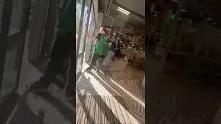 Пенсионерки устроили массовую драку в Пятёрочке #shorts