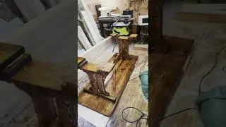 снова стол с медьвежей лапой