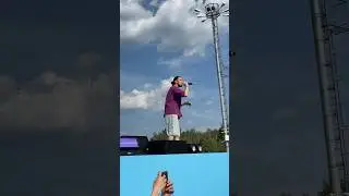Толпа людей поет трек Бархатные тяги