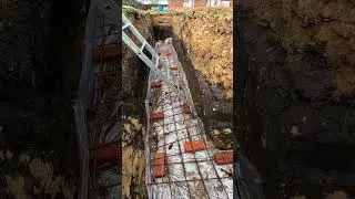 Заливают бетон под блоки ФБС. Pouring concrete under FBS blocks