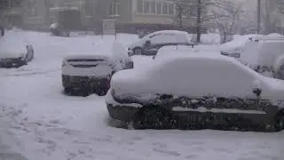 Выхожу из подъезда во время снегопада, в Московском регионе.