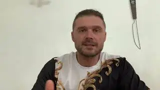Что человек делает на кассе магазина пятерочка? Он должен быть на фронте