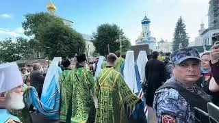 Икону «Святая Троица» пронесли через Святые ворота Лавры и занесли в Троицкий собор.