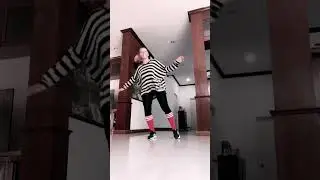 I dance with my hands shuffle #shorts #dance #shuffle #girl #shuffledance #simple #trend