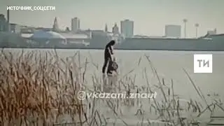 Очевидцы сняли на видео, как мужчина катает ребенка на санках по льду Казанки