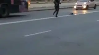 ТикТок снимает? : приморцы обсуждают странное поведение девушки на дороге