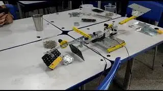 Guindaste com Garra Mecânica Programável: Engenharia e Robótica em Movimento! 🤖🏗️ #Robótica #Escola