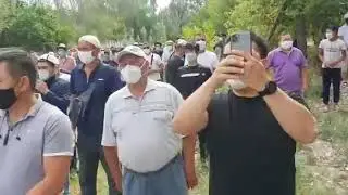 Сотни мусульман собрались возле морга в Бишкеке