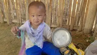 A 17-year-old single mother went to the field to harvest taro to sell and buy fruit for her boy.