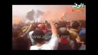 كامير ترصد مواطن يحمل سلاحاً بين الالتراس أمس