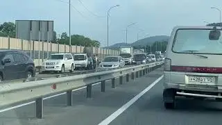 Массовое ДТП перед низководным мостом сковало движение