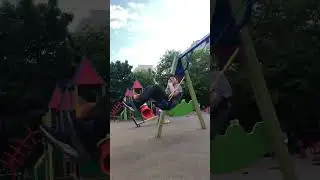 Он качается на качелях
