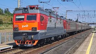ЭП1-002 с опаздывающим на 1 час поездом №266 Тюмень — Кисловодск