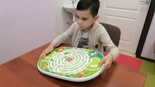Клинический психолог нашего центра Татьяна Борисовна Ляшева работает с Сережей над нейрокоррекцией.