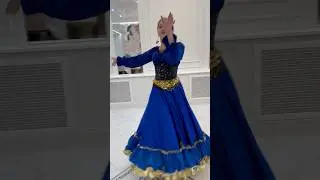 Танцует молодая невестка (жена сына) барона 