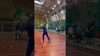 Учимся перебивать волан  сильным ударом от пола через сетку