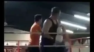 Судья ушатал боксера за пару секунд