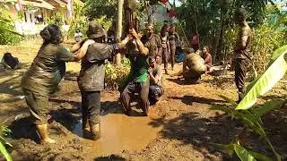 Bikin Gak Tega !!! Jatuh Saat Panjat Pinang !!!