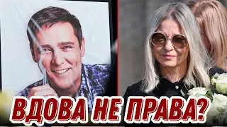 Священник ответил вдове Шатунова, обвинившей поклонников в захламлении могилы мужа