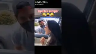 cewek cantik ini lagi godain tukang parkir