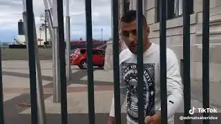 Молодой человек по газонам не ходите пожалуйста!
