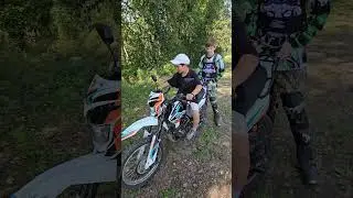 Смотри че он делает🫣