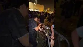 Firmando guitarras luego de tocar