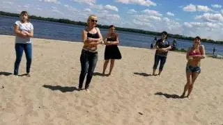 Танцы на пляже