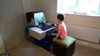 Мальчику подарила мама компьютер Minecraft