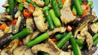 Жареное мясо с грибами и стрелой чеснока 蘑菇蒜苔炒肉  Китайская кухня  中国美食