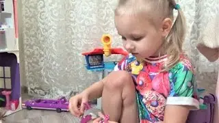 Алиса и Тея играют куклами Фабрика ГАМБУРГЕРОВ Девочки играют в дочки матери