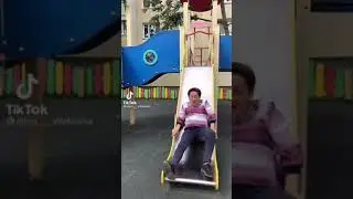 Бабушка чуть не разбилась с горки 