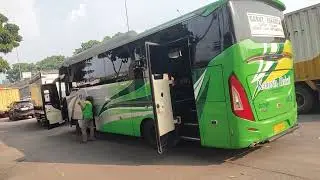 Bis Kurnia Bakti AR 38 terpantau di Gerban tol Padalarang mensikkan penumpang  tujuan Garut