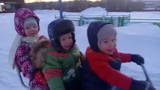 Тройняшки первый раз на снегокате