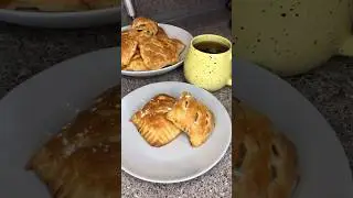 Пьём чай и не забываем подписываться, будет вкусно💛 #рецепты #слойки #тесто #кчаю #рек #яблоки