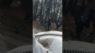 тётка наорала на пацанов за то что они избили маленького мальчика