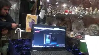 Виолетта Микитина заведущая музея керамики в Кусково читает лекцию о Египетском сервизе Севр 19 век.