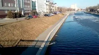 Слив воды в канал в Астрахани в центре города.
