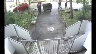 КАК УБИРАЮТ МУСОР НА ПРИДОМОВОЙ ТЕРРИТОРИИ -  Камера11 8 20230703151138
