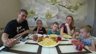 ЯИЧНАЯ ЛАПША С КУРИНЫМИ БЕДРАМИ НА ОБЕД / НОВАЯ ПОМОЩНИЦА НА КУХНЕ