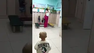 Тимофей и Соня каждое утро чистят зубы и идут в садик.