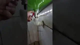 Удобная система для слива масла на яме в автосервисе 