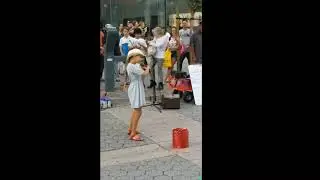 Девочка очень красиво играет на скрипке! Послушайте